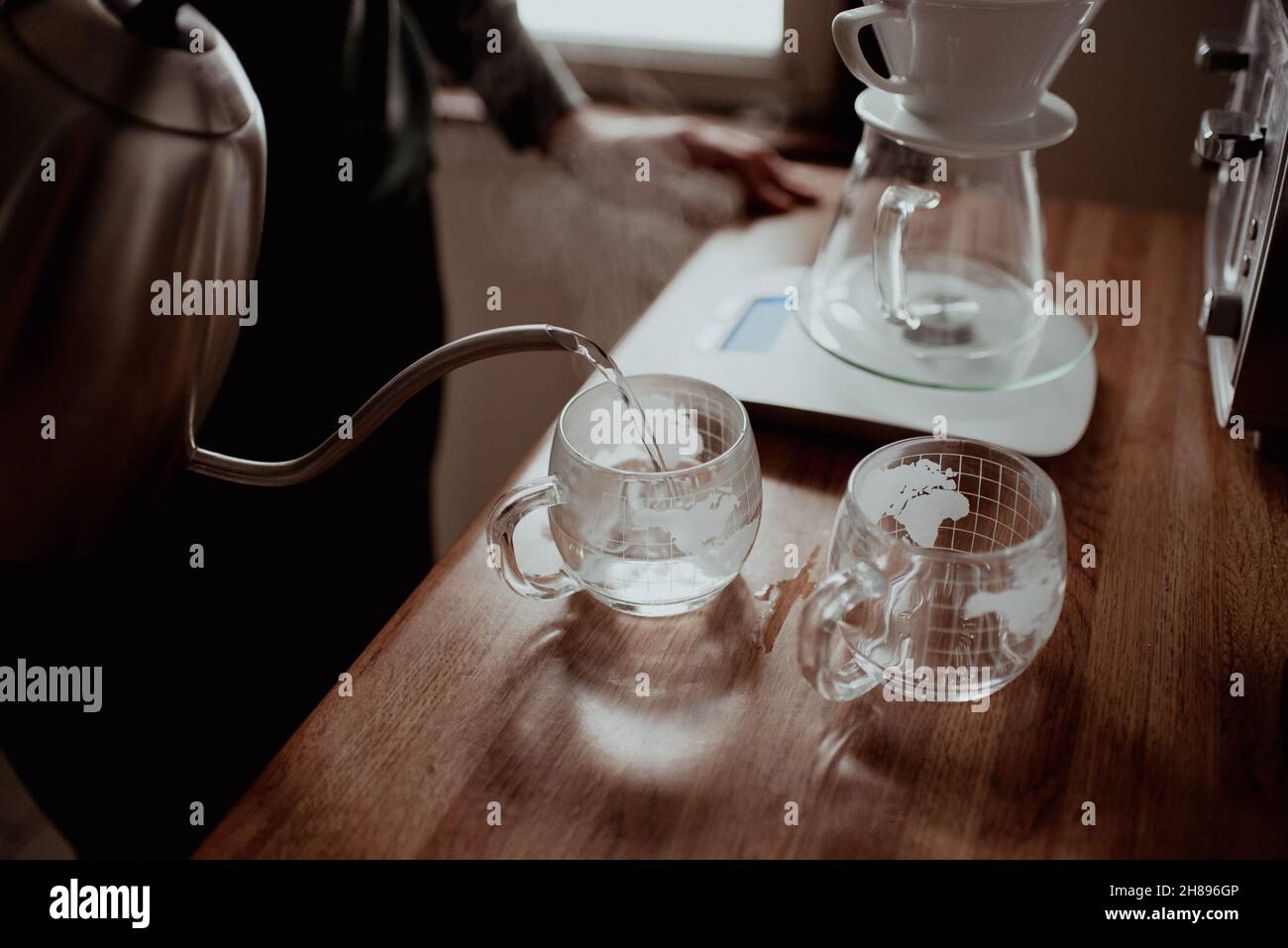 Tazze di caffè priming e bollitore pourover per preparare il caffè primaverile da macello da corsa mista, preparati per preparare java microroasted monorigine Foto Stock