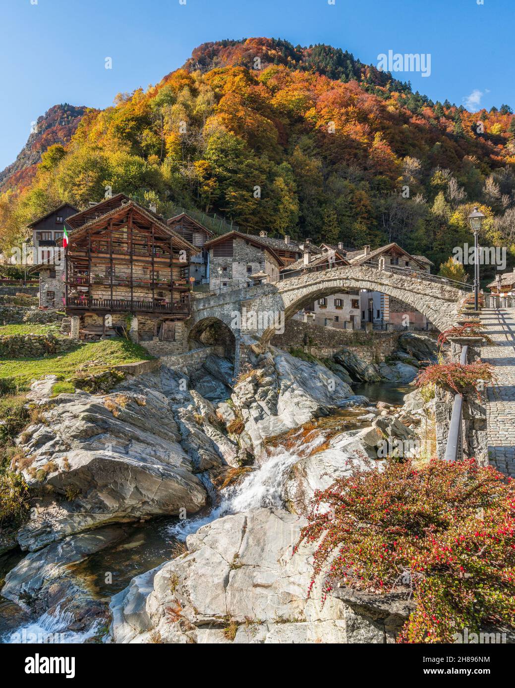 Il bellissimo villaggio di Rassa, durante la stagione autunnale, in Valsesia (Val Sesia). Provincia di Vercelli, Piemonte, Italia. Foto Stock