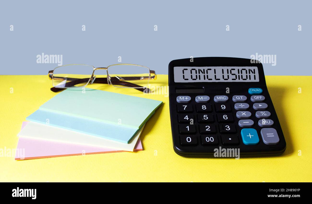 La parola conclusione sul display della calcolatrice su sfondo giallo-blu con adesivi e occhiali. Foto Stock