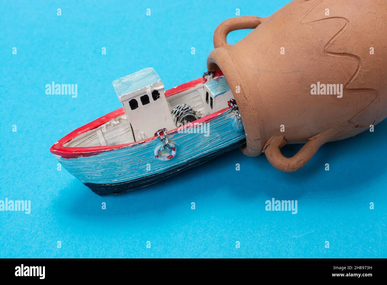 Modello di barca a vela vecchia posto su sfondo rosa. Scatto orizzontale Foto Stock