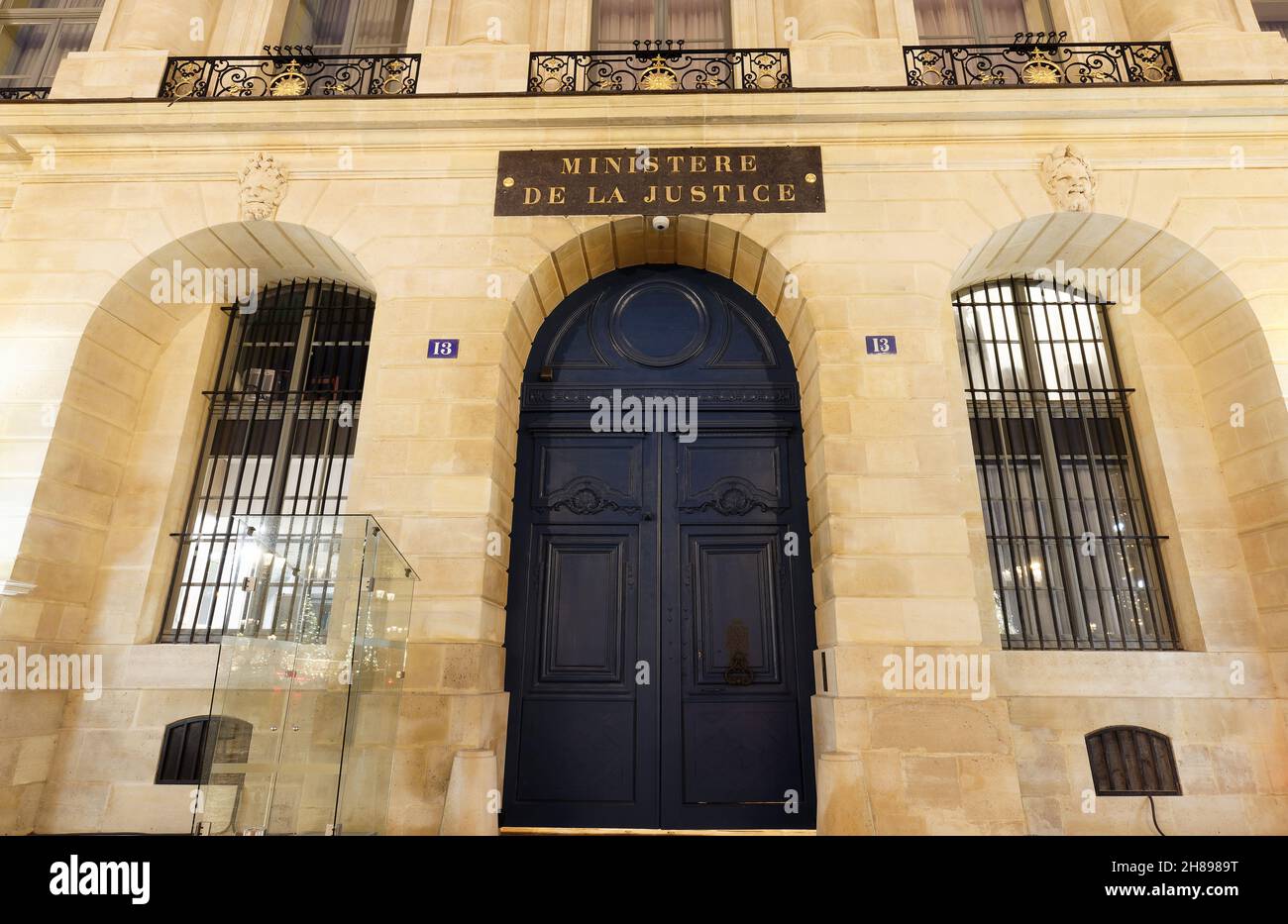 PARIGI, FRANCIA -27 novembre 2021 : il Ministero della Giustizia francese, noto anche come Cancelleria, si trova presso l'Hotel de Bourvallais sul famoso Vend Foto Stock