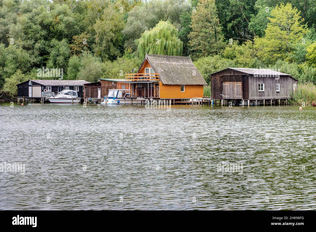 Case di barche tipiche come si trovano ovunque sul Mecklenburg Lake District lontano dalle città frenetiche. Foto Stock