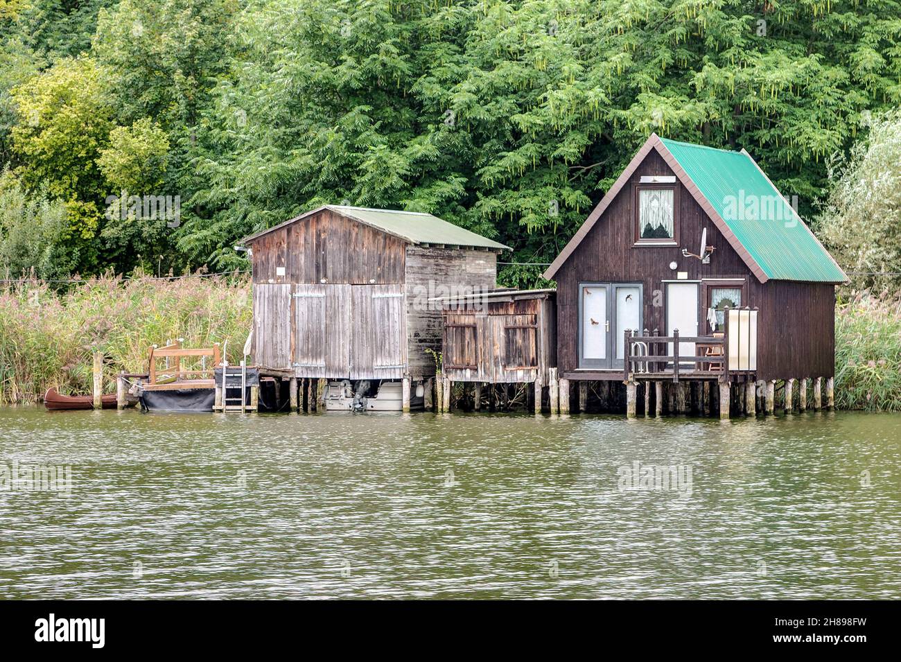 Case di barche tipiche come si trovano ovunque nel distretto del Lago di Mecklenburg. Foto Stock