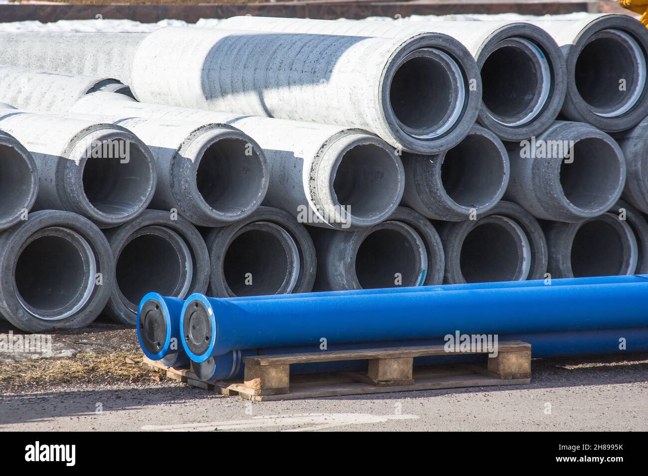 Fognature per calcestruzzo, tubi di grondaie per edilizia industriale. Foto Stock