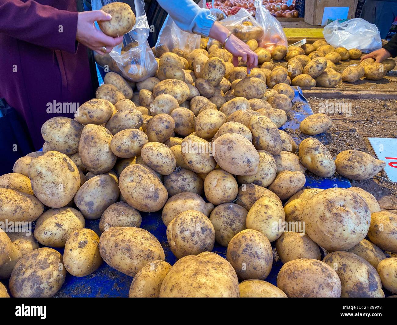 Vendita di patate fresche locali sul mercato turco Foto Stock