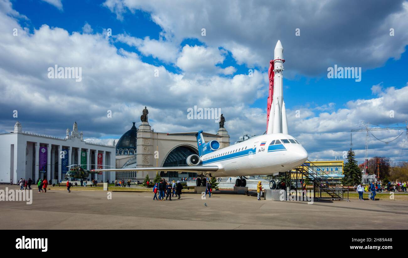 Mosca, Russia, 23 aprile 2016: Jet YAK-42 per passeggeri e veicolo spaziale Vostok in mostra alla Mostra dei risultati dell'economia nazionale di Mosca, Foto Stock