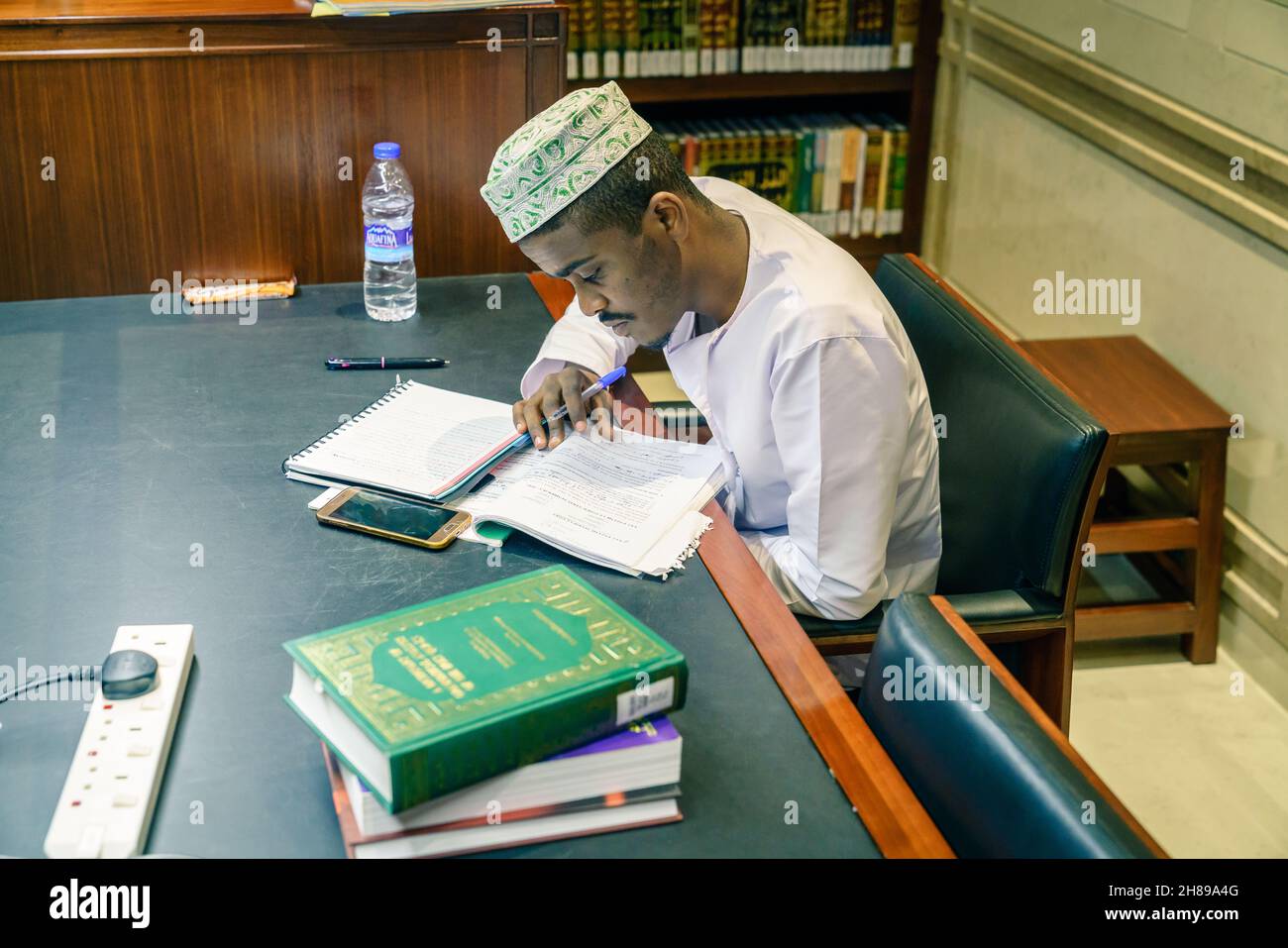 4 dicembre 2016, Muscat, Oman: Un giovane musulmano sta studiando alla biblioteca Muhammad al-Amin della moschea Foto Stock