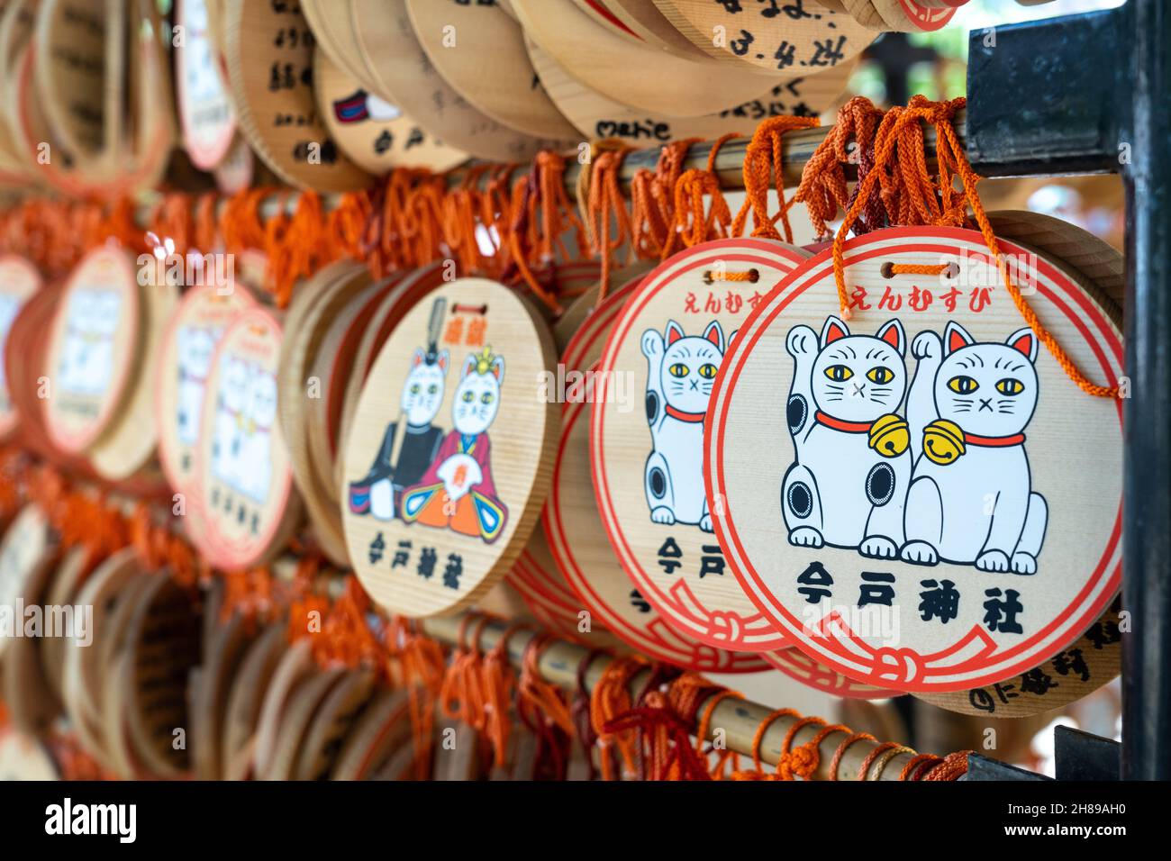 Maneki Neko o la lapide di preghiera Lucky Cat ema al Santuario di Imado Jinja, un santuario Shinto dedicato alla ricerca di amore ad Asakusa, Tokyo, Giappone. I fedeli appendono le targhe con i loro desideri, sogni o preghiere al tempio. Foto Stock