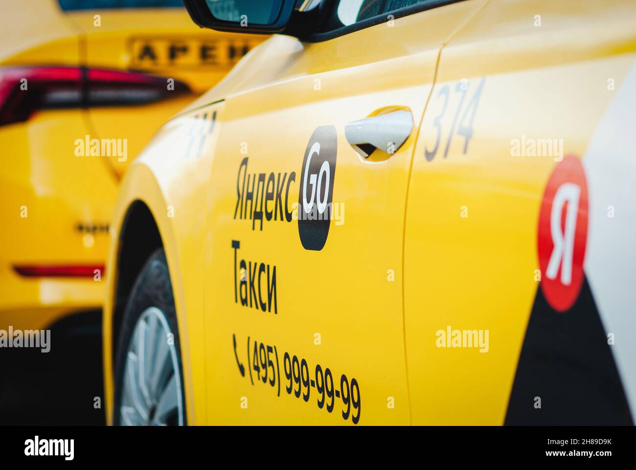 Taxi gialli con logo Yandex Go Taxi in primo piano, Mosca, 31 ottobre 2021 Foto Stock