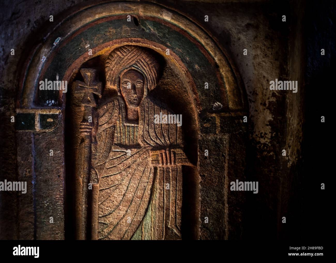 Particolare di un bassorilievo di un santo, preso senza flash, orientamento paesaggistico, Lalibela, Etiopia Foto Stock