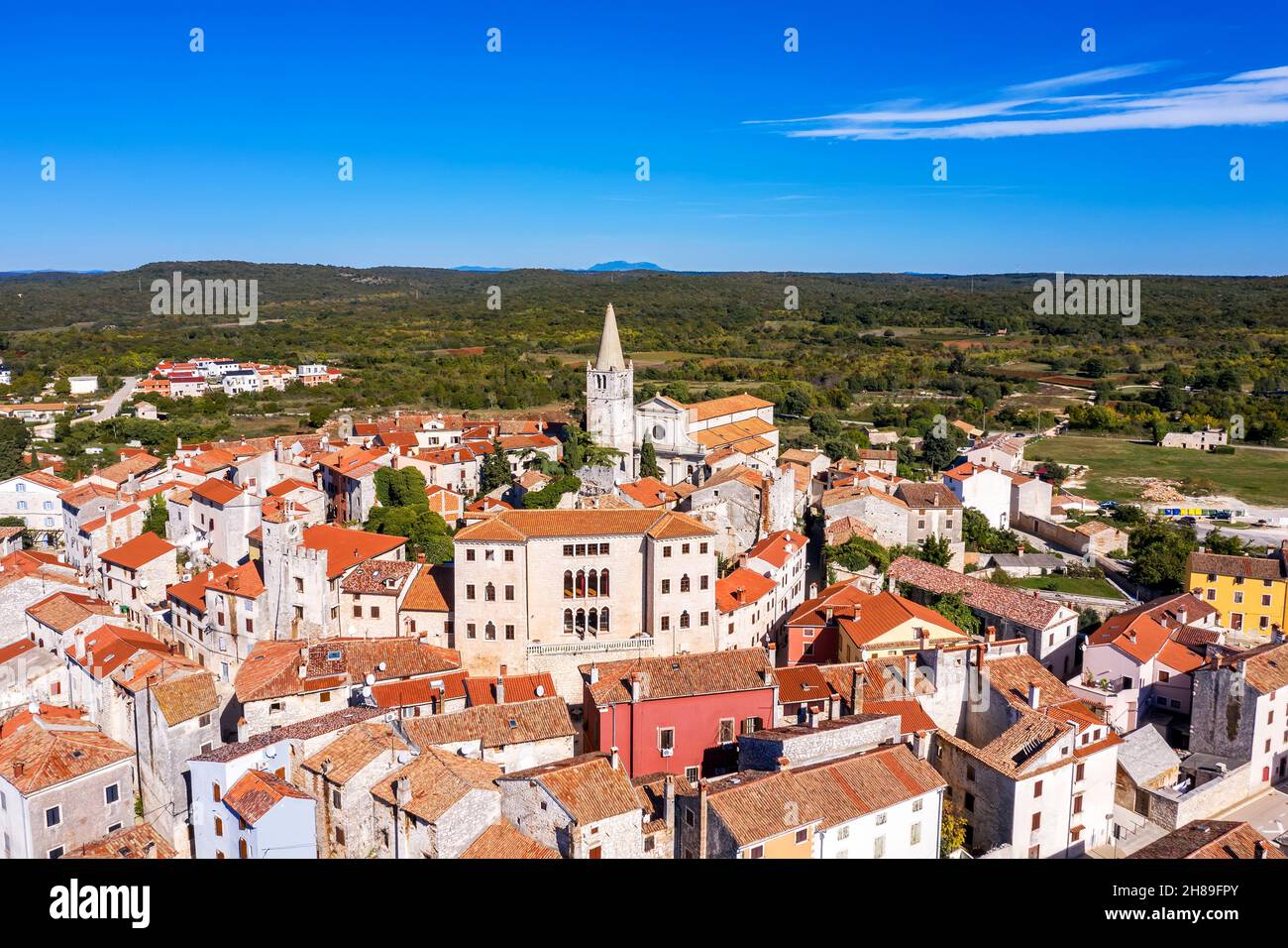Una veduta aerea di Bale - Valle, castello Soardo - Bembo, sullo sfondo chiesa della Visitazione Beata Vergine Maria a Santa Elisabetta, Istria, Croazia Foto Stock