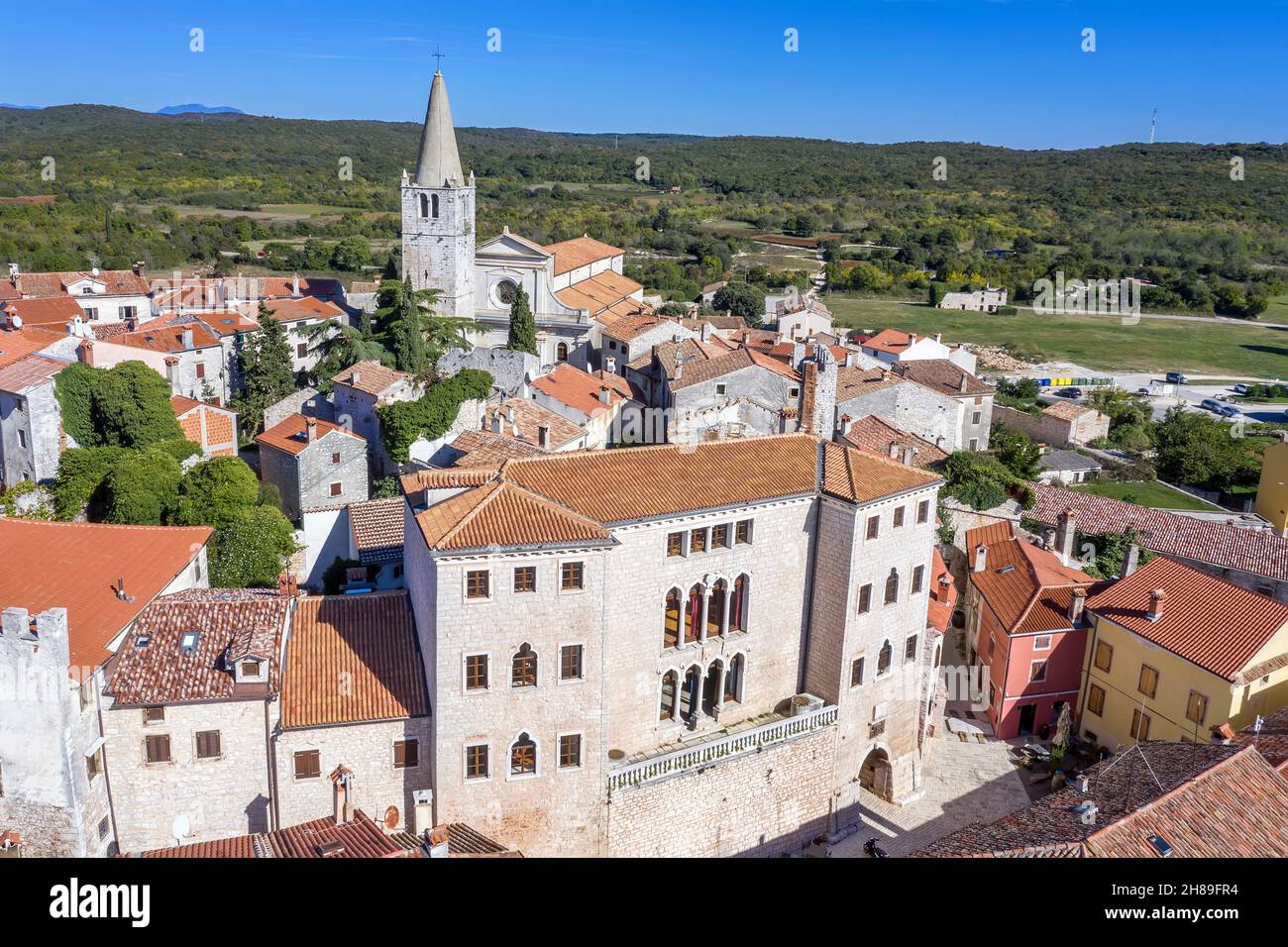 Una veduta aerea di Bale - Valle, castello Soardo - Bembo, sullo sfondo chiesa della Visitazione Beata Vergine Maria a Santa Elisabetta, Istria, Croazia Foto Stock