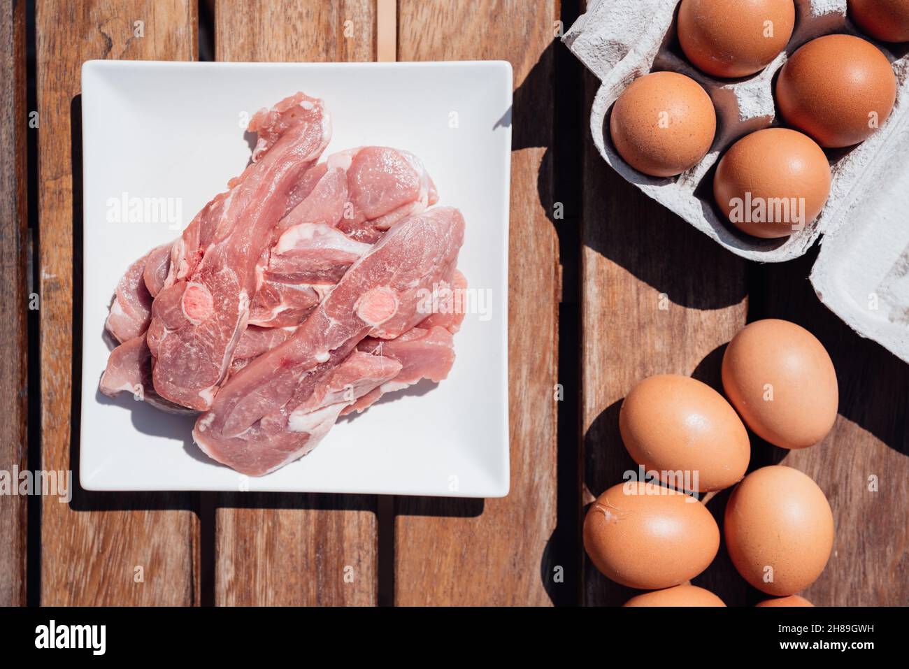Alimenti sani ricchi di proteine animali, carne cruda e uova. Foto Stock