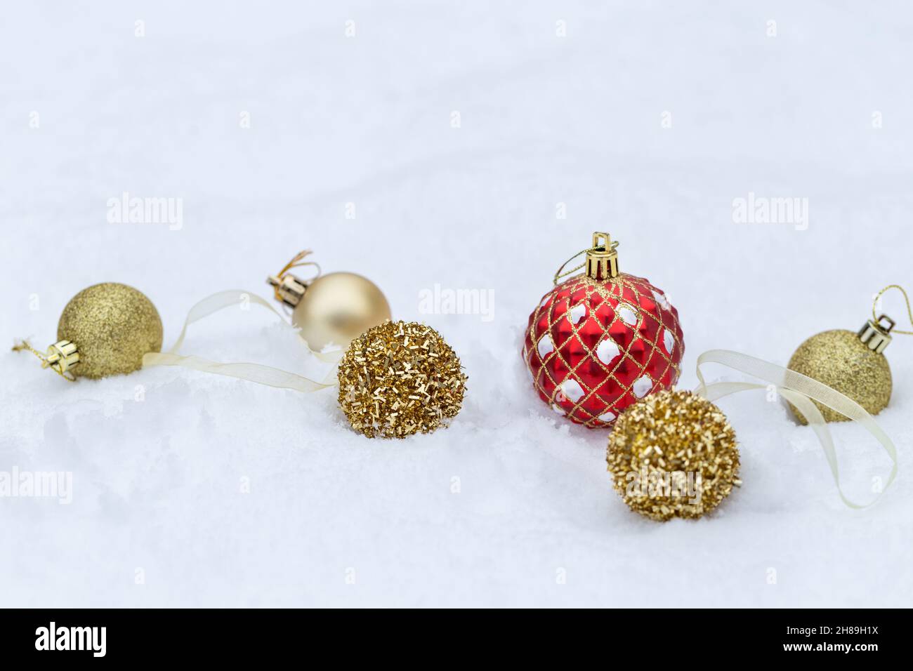 Palline rosse di Natale su sfondo di neve, banner di Natale Foto Stock