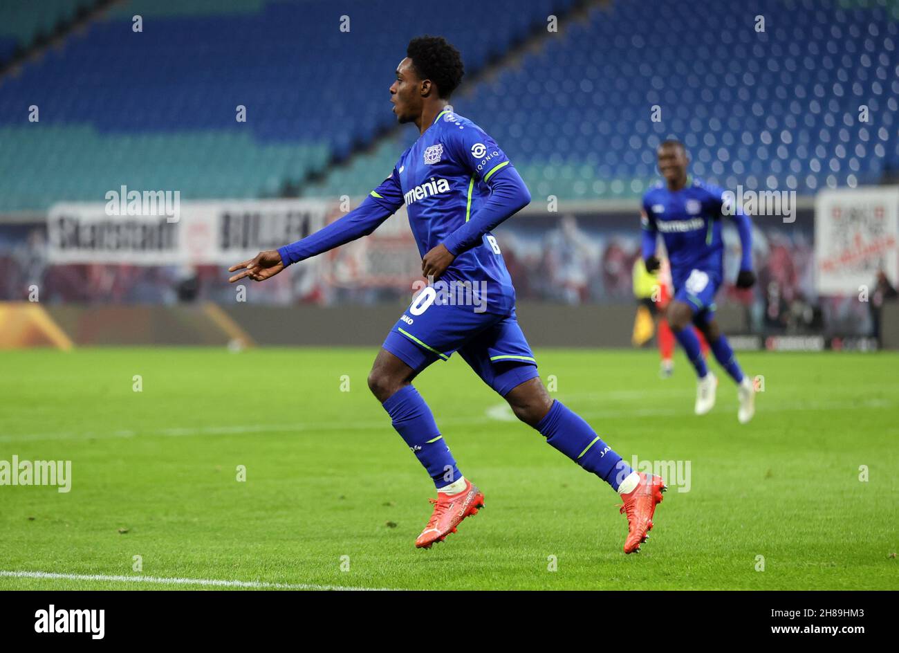 Lipsia, Germania. 28 novembre 2021. Football, Bundesliga, RB Leipzig - Bayer Leverkusen, Matchday 13 alla Red Bull Arena. Jeremie Frimpong di Leverkusen celebra il suo obiettivo di renderlo 3:1. NOTA IMPORTANTE: In conformità con le norme della DFL Deutsche Fußball Liga e della DFB Deutscher Fußball-Bund, è vietato utilizzare o utilizzare fotografie scattate nello stadio e/o della partita sotto forma di immagini di sequenza e/o di serie fotografiche video-simili. Credit: Jan Woitas/dpa/Alamy Live News Foto Stock