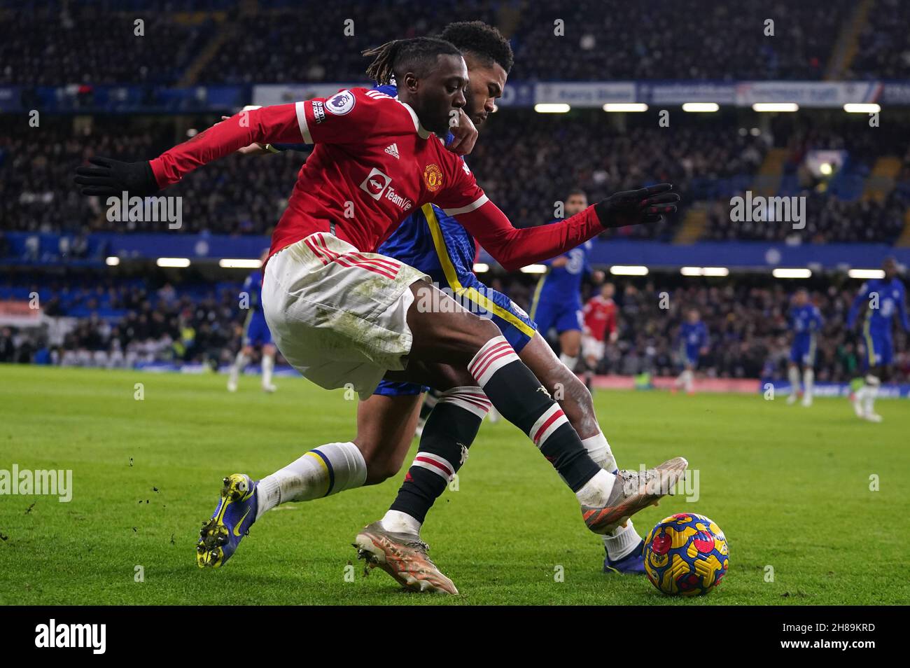 Aaron WAN-Bissaka (a sinistra) del Manchester United e Reece James del Chelsea lottano per la palla durante la partita della Premier League a Stamford Bridge, Londra. Data foto: Domenica 28 novembre 2021. Foto Stock