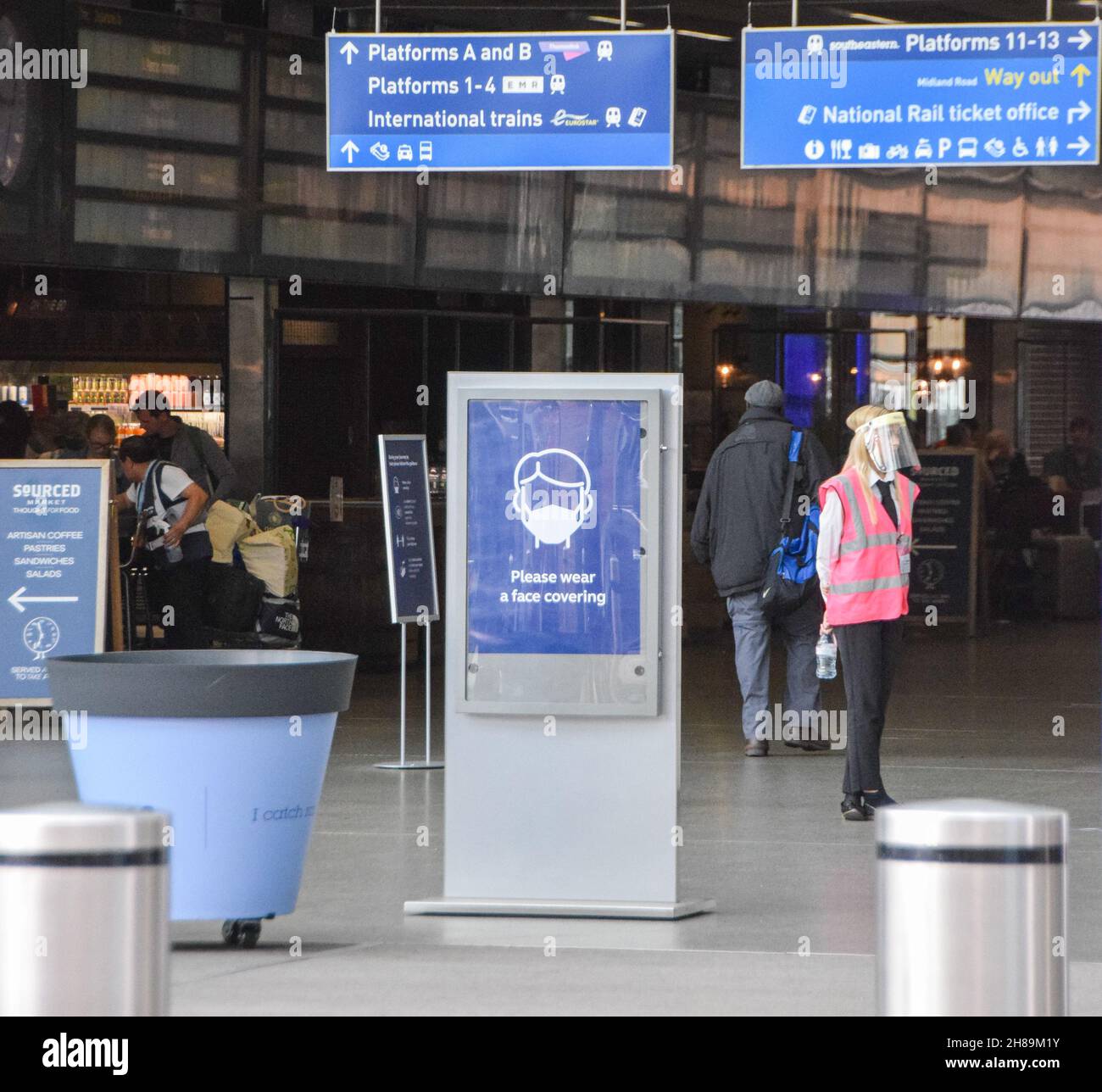 Cartello "si prega di indossare una copertura per il viso" presso la stazione internazionale di St Pancras. Londra, Regno Unito, 17 agosto 2020. Foto Stock