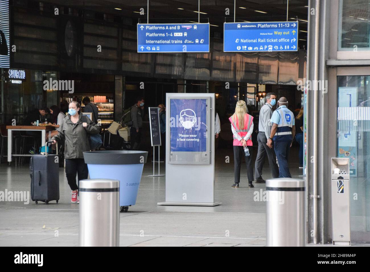 Cartello "si prega di indossare una copertura per il viso" presso la stazione internazionale di St Pancras. Londra, Regno Unito, 17 agosto 2020. Foto Stock