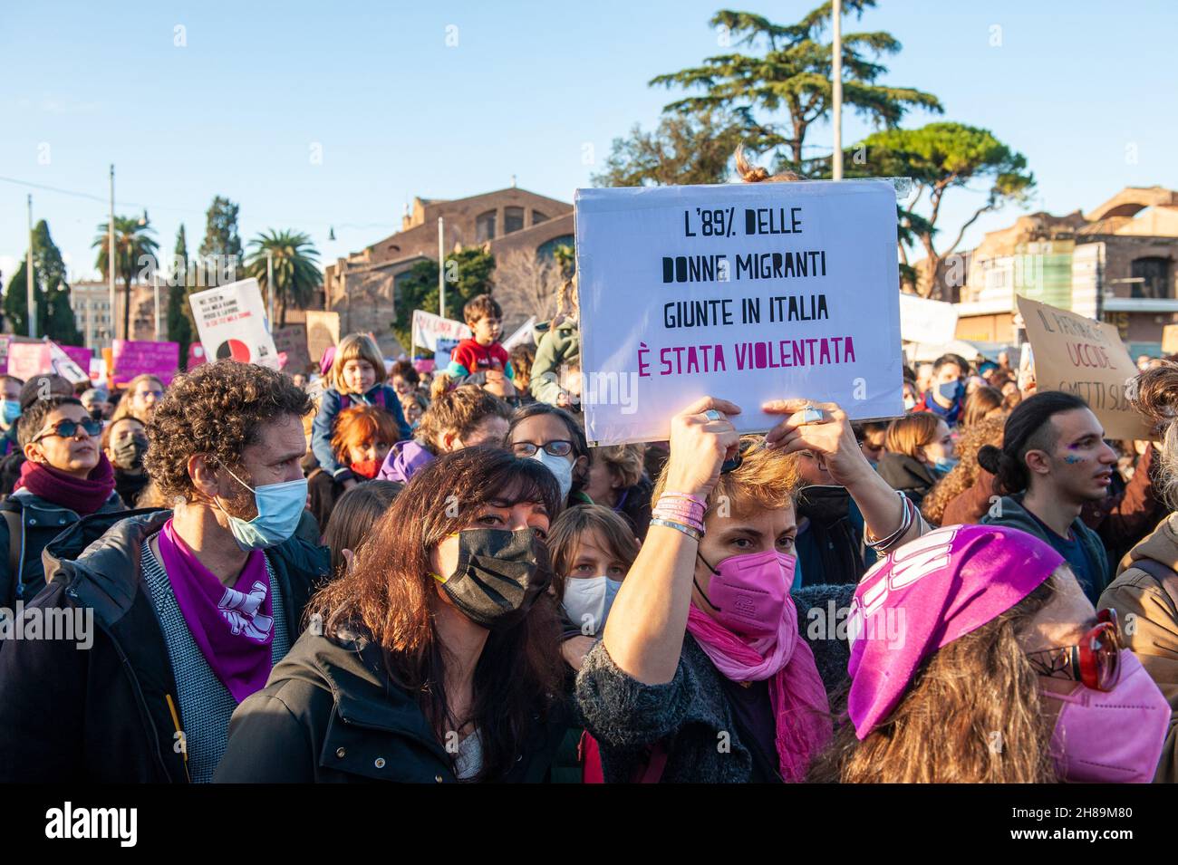 Roma, Italia 27/11/2021: Migliaia di demostratori scesero per le strade per protestare contro la violenza maschile basata sul genere e la violenza contro le donne. © Andrea Sabbadini Foto Stock