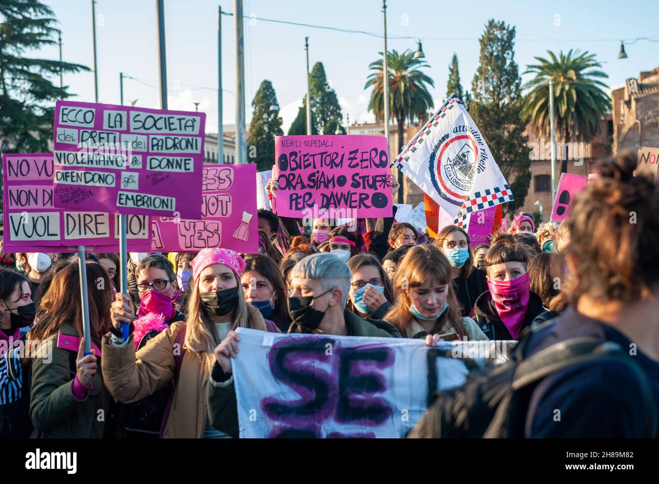 Roma, Italia 27/11/2021: Migliaia di demostratori scesero per le strade per protestare contro la violenza maschile basata sul genere e la violenza contro le donne. © Andrea Sabbadini Foto Stock