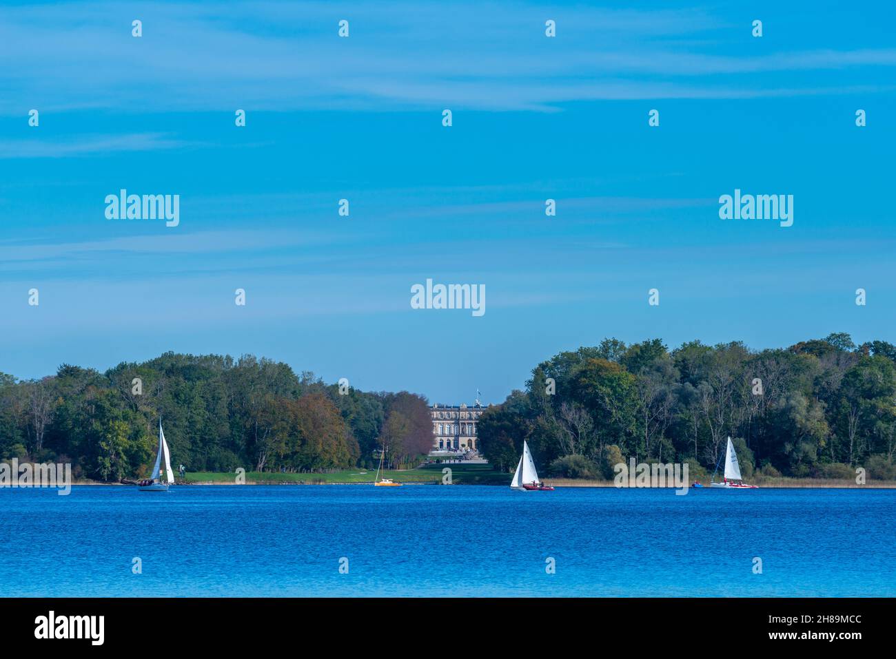 Città di Prien sul lago di Chiemsee nel pianoro prealpino di Chiemgau, lago e le Alpi, alta Baviera, Germania meridionale, Europa Foto Stock