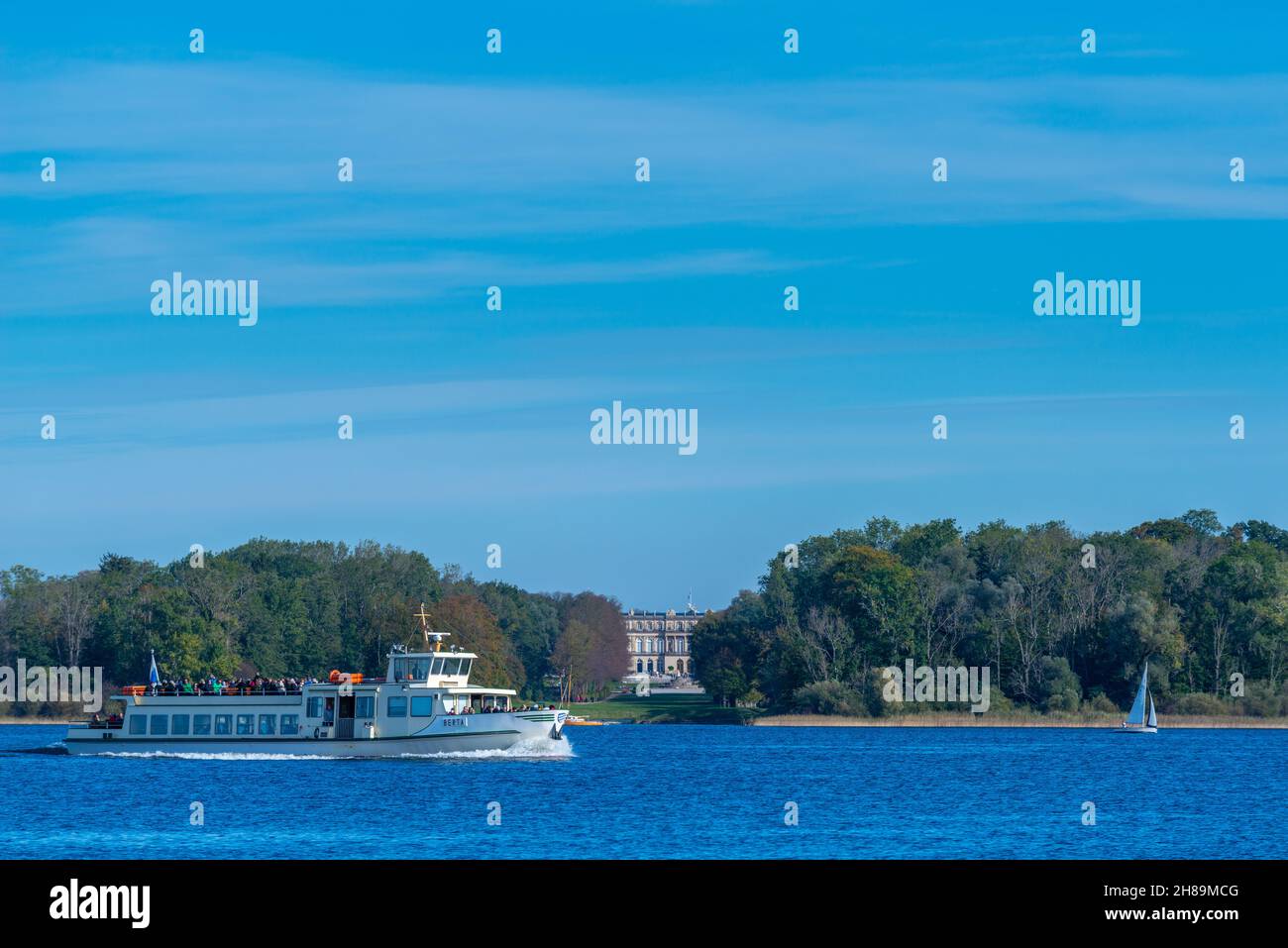 Città di Prien sul lago di Chiemsee nel pianoro prealpino di Chiemgau, lago e le Alpi, alta Baviera, Germania meridionale, Europa Foto Stock