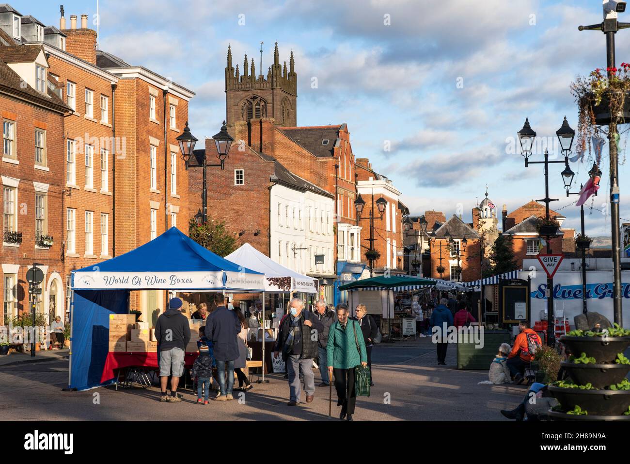 Gli amanti dello shopping al mercato del sabato di Ludlow nella Piazza del Castello in una giornata di fine autunno. Shropshire, Inghilterra Foto Stock