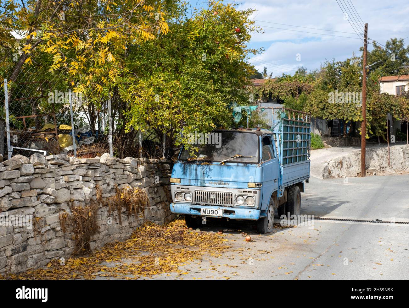 Autocarro agricolo blu parcheggiato nel villaggio di Lytembou, Cipro Foto Stock