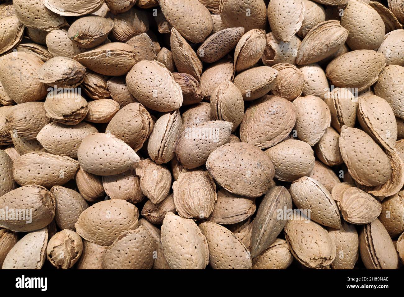 Primo piano su una pila di mandorle in vendita su una bancarella di mercato. Foto Stock