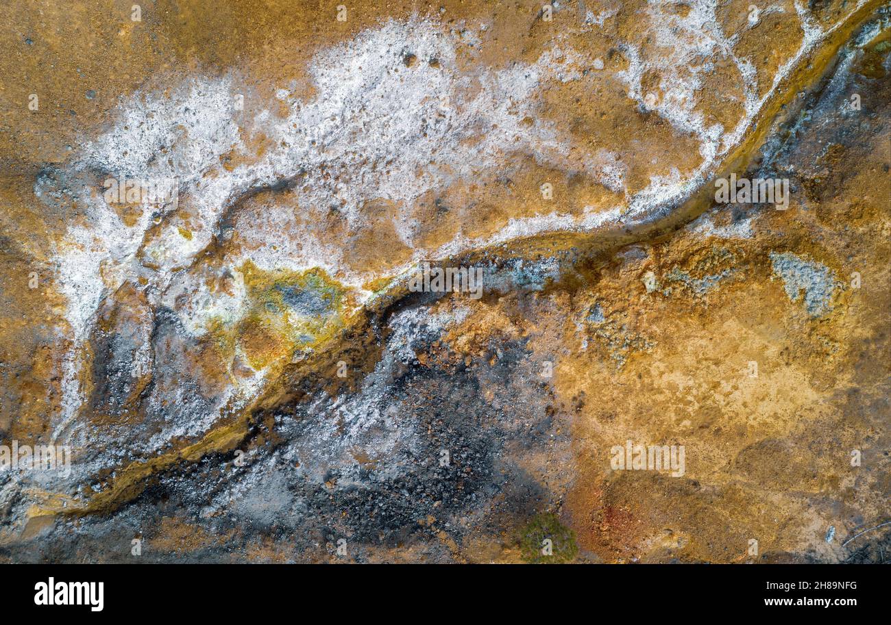 Superficie contaminata della miniera di rame abbandonata a Cipro. Flusso tossico e suolo inquinato da sostanze chimiche, vista direttamente sopra Foto Stock