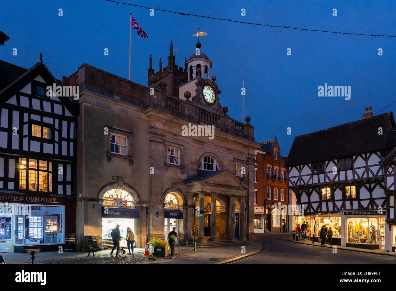 Il museo Buttercross / Ludlow di notte, costruito nel 1746 in stile classico, è considerato da molti il centro di Ludlow. Shropshire, Inghilterra Foto Stock