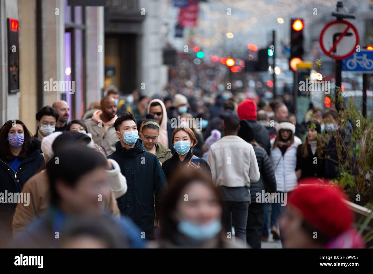 Londra, Regno Unito. 28 novembre 2021. Gli acquirenti indossano maschere come misura preventiva contro la diffusione del Covid-19 Walk lungo Regent Street, London.The UK ha registrato 37,681 casi Covid e 51 morti la domenica, secondo le ultime cifre quotidiane. Un terzo caso della variante di coronavirus di Omicron è stato rilevato nel Regno Unito, ha affermato l'Agenzia per la sicurezza sanitaria. Credit: SOPA Images Limited/Alamy Live News Foto Stock