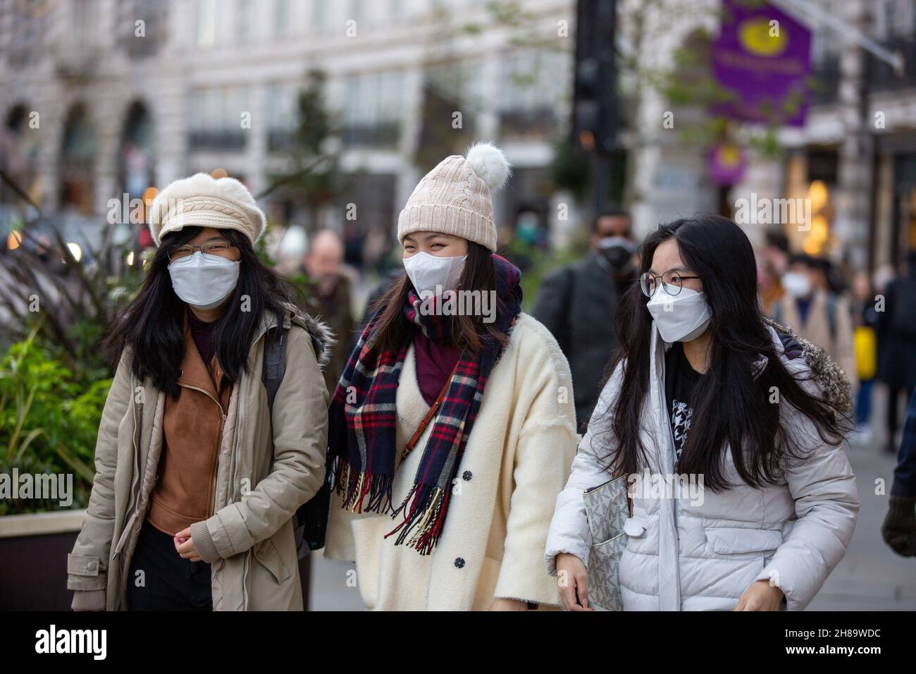 Londra, Regno Unito. 28 novembre 2021. Gli acquirenti indossano maschere come misura preventiva contro la diffusione del Covid-19 Walk lungo Regent Street, London.The UK ha registrato 37,681 casi Covid e 51 morti la domenica, secondo le ultime cifre quotidiane. Un terzo caso della variante di coronavirus di Omicron è stato rilevato nel Regno Unito, ha affermato l'Agenzia per la sicurezza sanitaria. Credit: SOPA Images Limited/Alamy Live News Foto Stock