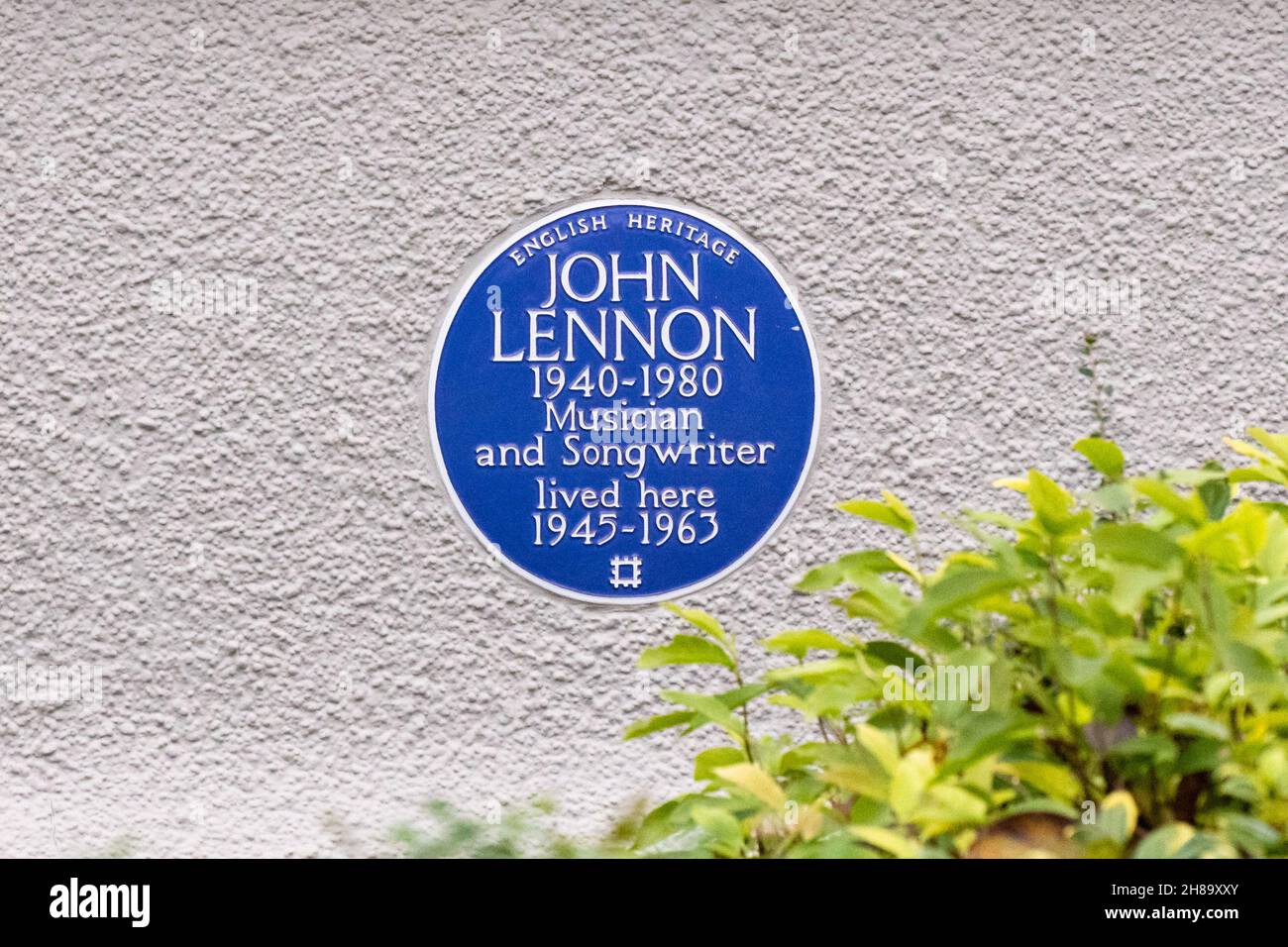 John Lennon - English Heritage Blue Plaque al di fuori della sua casa d'infanzia, 251 Menlove Avenue (Mendips), Liverpool, Inghilterra, Regno Unito Foto Stock
