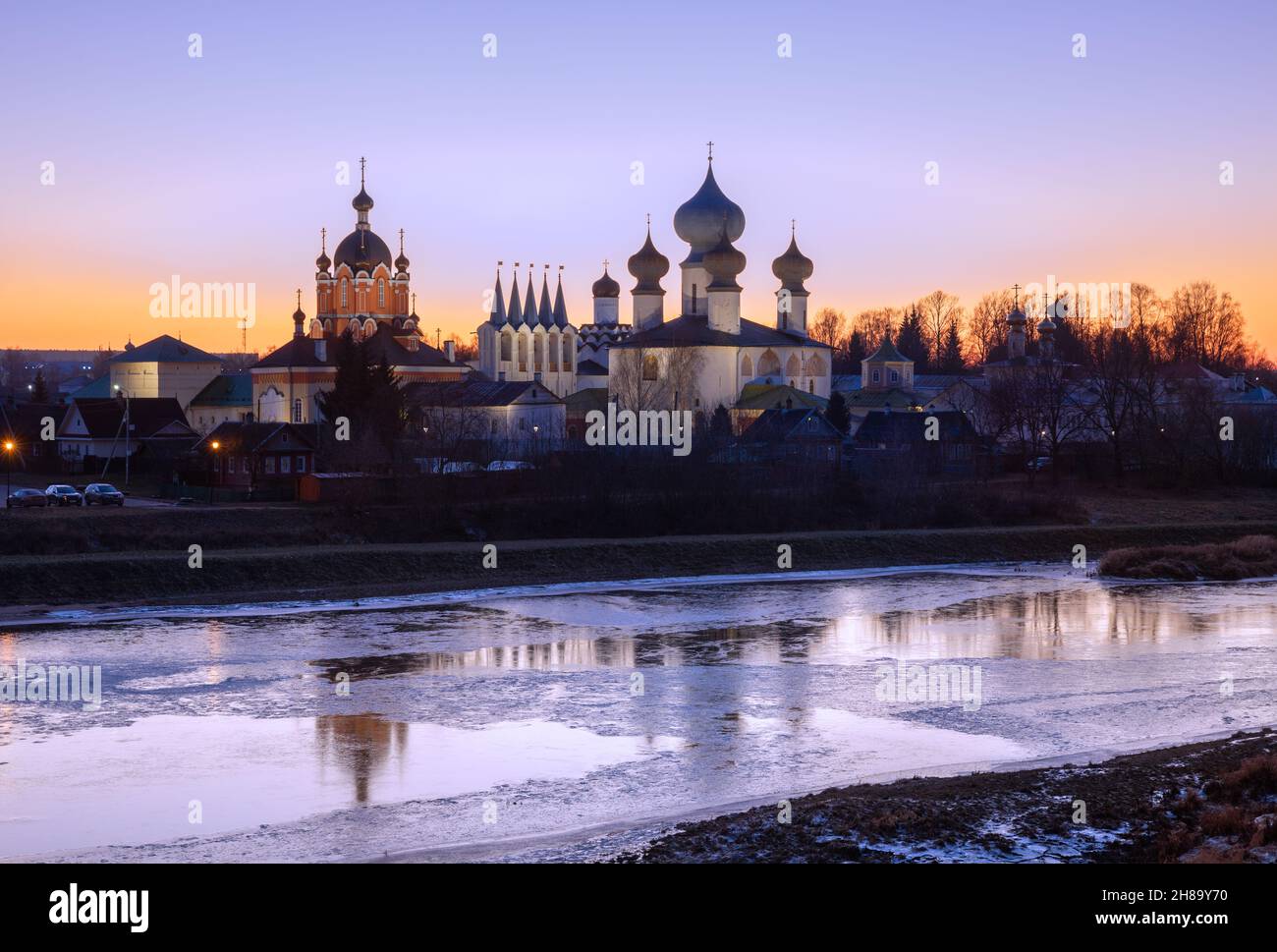 Vista del Monastero dell'Assunzione di Tikhvin al tramonto in una serata invernale, nella regione di Leningrado, Russia Foto Stock