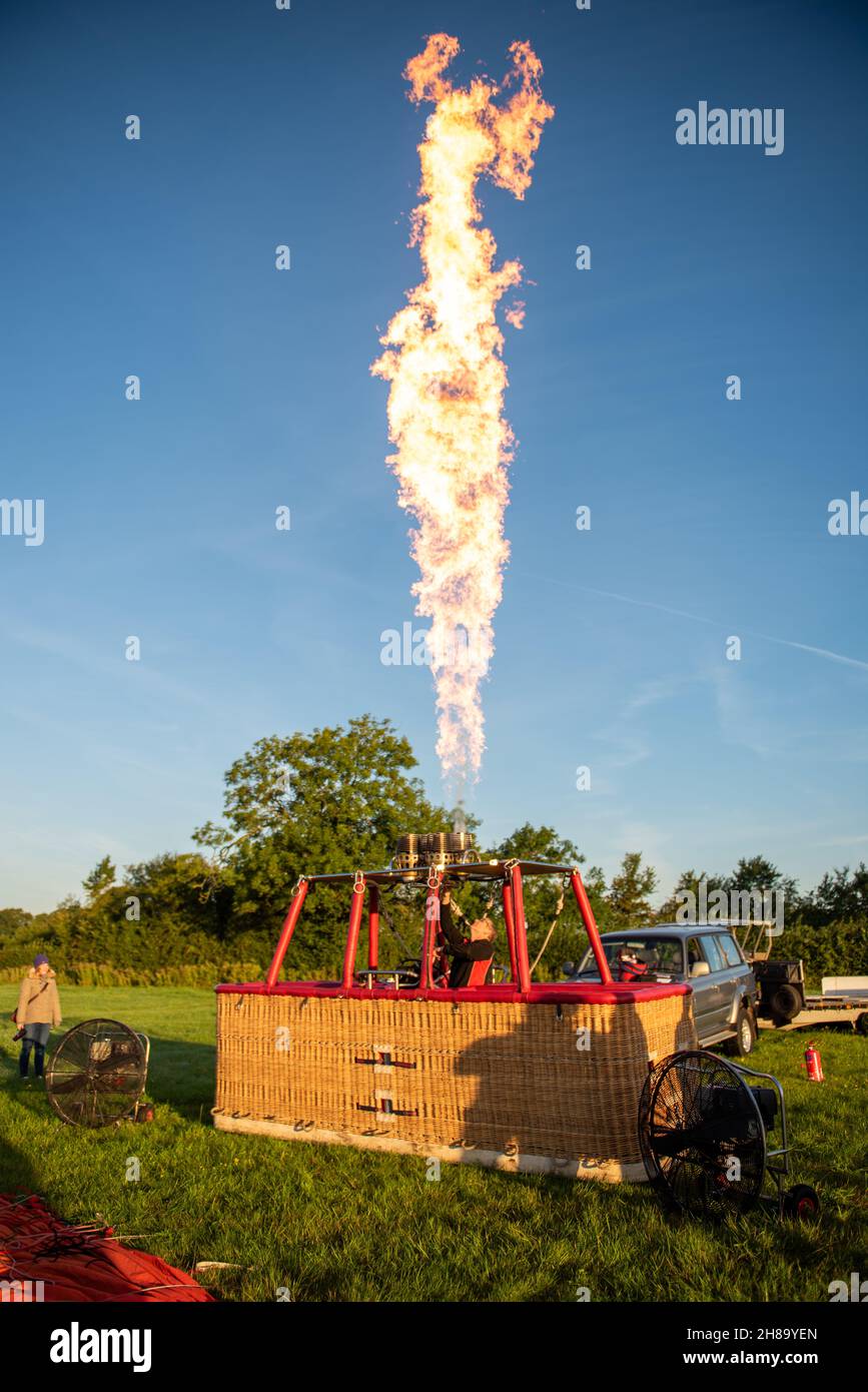 Palloncino ad aria calda che si accende Foto Stock