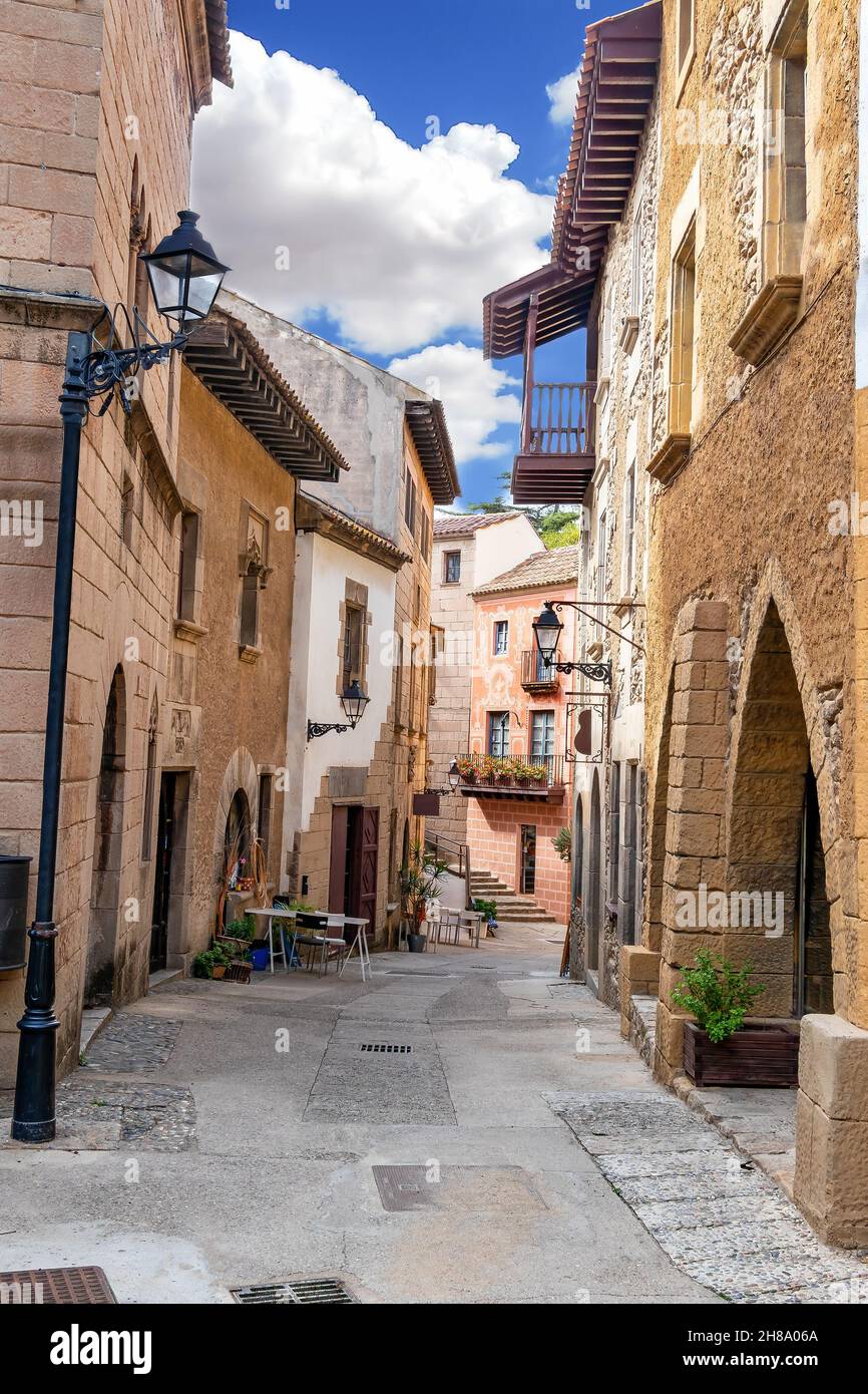 Calle de los Mercaderes, (via Merchants), a Poble Espanyol, Villaggio Spagnolo a Barcellona, Catalogna, Spagna. Foto Stock