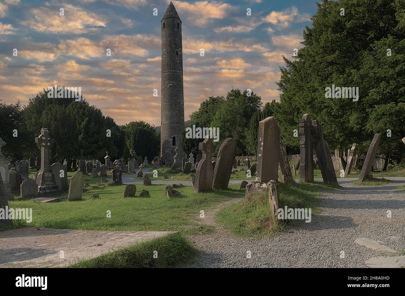 Il Glendaloch Upper Lake al vecchio insediamento monastico di Glendalough, Contea di Wicklow, Repubblica d'Irlanda Foto Stock
