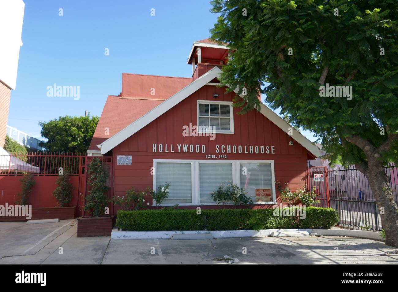 Los Angeles, California, USA 27 novembre 2021 una visione generale dell'atmosfera di Hollywood Schoolhouse i cui ex studenti comprendono Meghan Markle, Meghan Duchessa di Sussex, Cher, Judy Garland, Carol Burnett, Lana Turner, Ricky Nelson, Carole Lombard, Sharon Tate, Tuesday Weld, John Ritter, Mickey Rooney, Fay Wray, Stefanie Powers, Sarah Jessica Parker, Jason Robards, Yvette Mimieux, Ann Miller, James Garner, Alan Hale Jr., Swoosie Kurtz, Brandy Norwood, Frank Darabont, Mary Kay Bergman, Robert Carradine, Keith Carradine, Ione Skye Lon Chaney Jr. E molti altri a 1233 N. McCadden Place il Nov Foto Stock