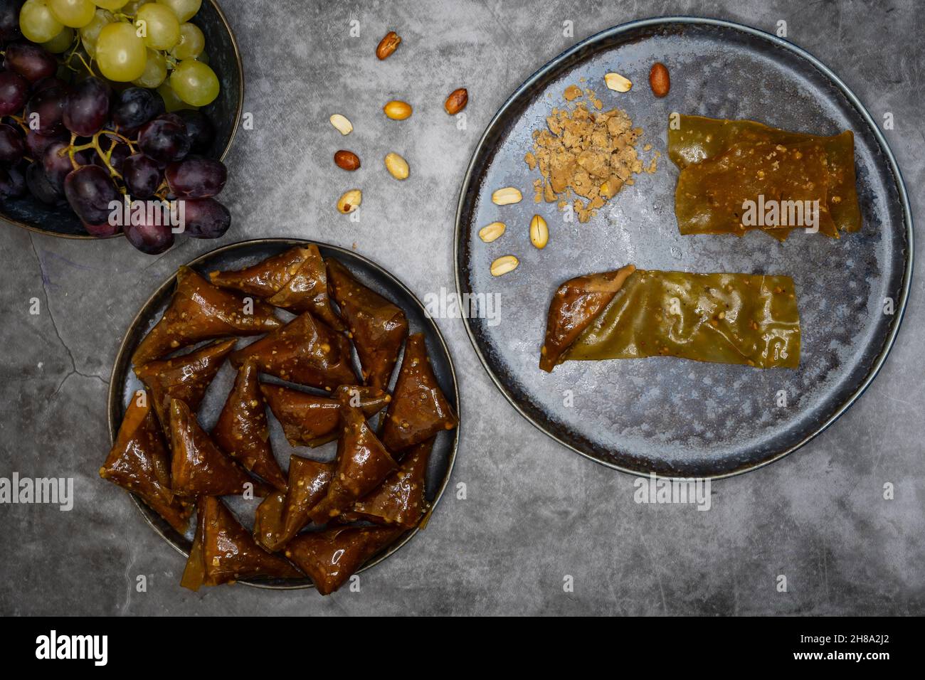 Piatto dolce turco. Pasta pastella di uva con nocciola di miele con farcitura di nocciole. Foto Stock