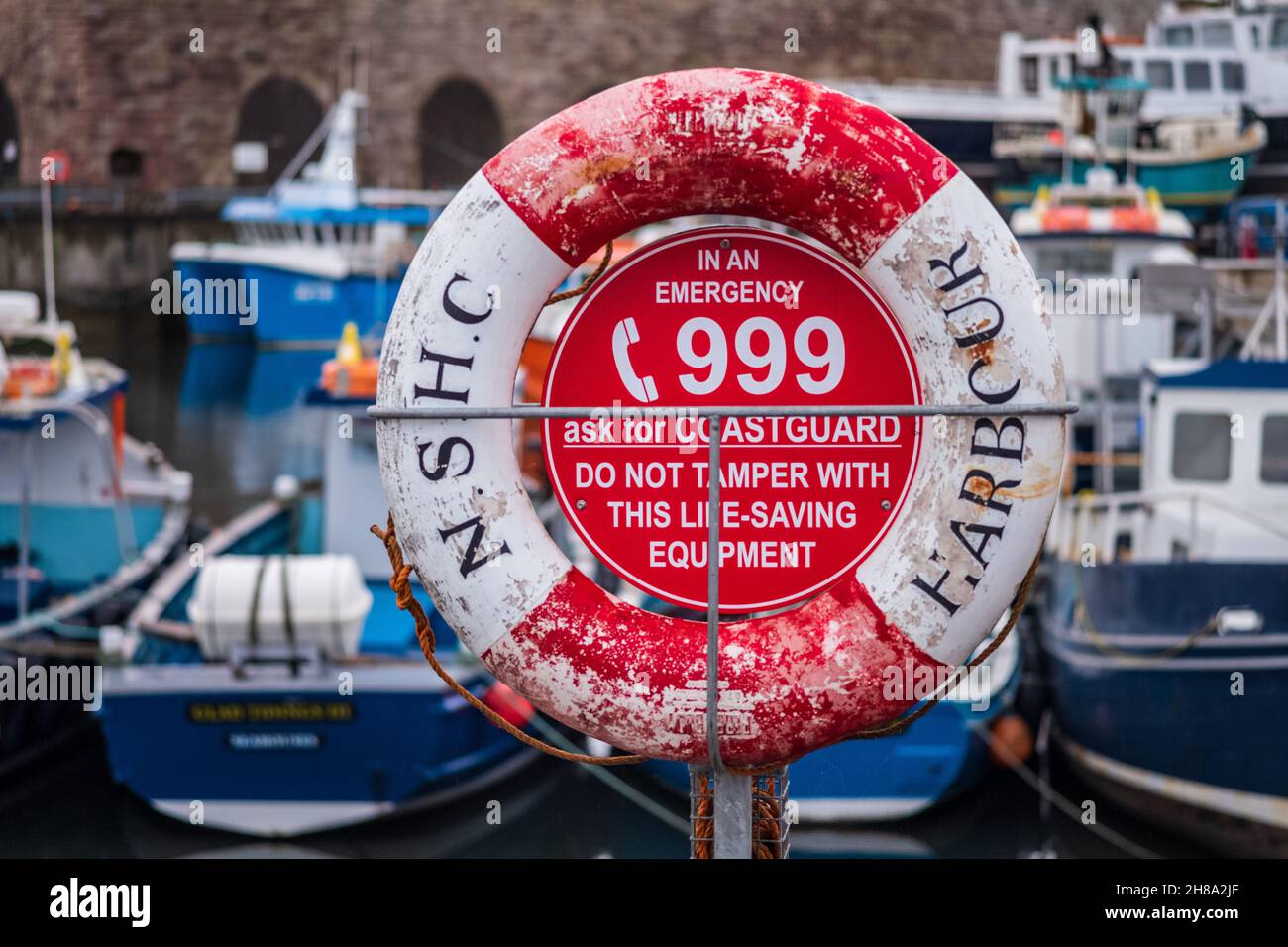 North Sunderland Harbour è meglio conosciuto come Seahouses Harbour a Northumberland, nell'Inghilterra del NE. North Sunderland Harbour commissioners Life Ring, Seahouses. Foto Stock