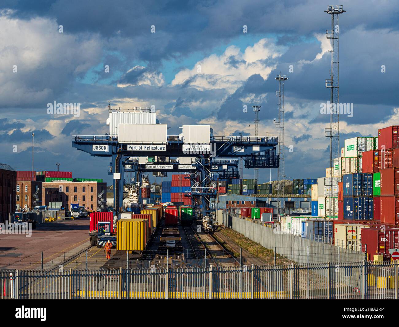 Terminal merci ferroviario - trasporto merci su container ferroviario al porto di Felixstowe. I container vengono caricati su treni container per il transito successivo. Foto Stock