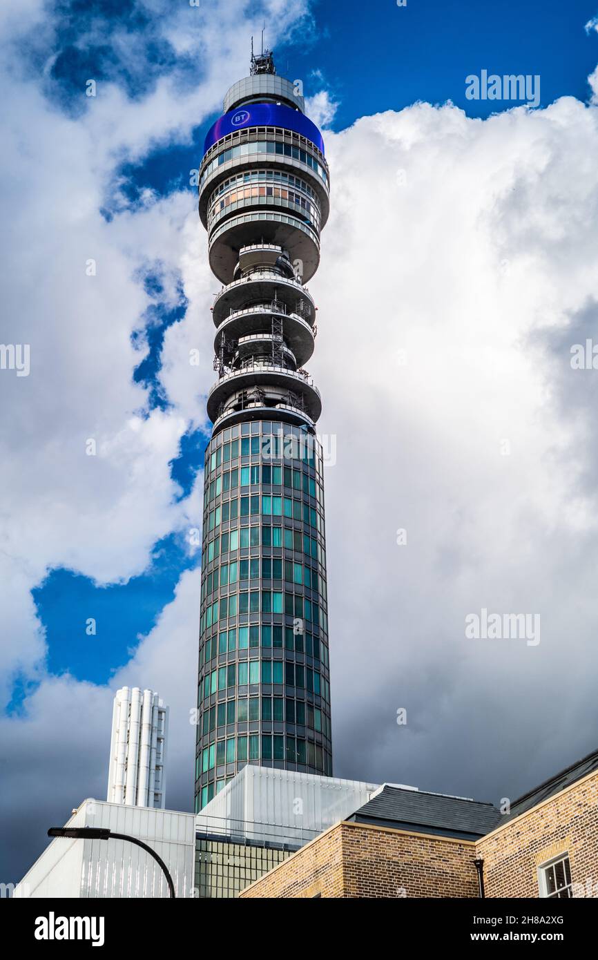 BT Tower a Londra con il nuovo 2019 BT Logo. La BT Tower aperto nel 1965. Foto Stock