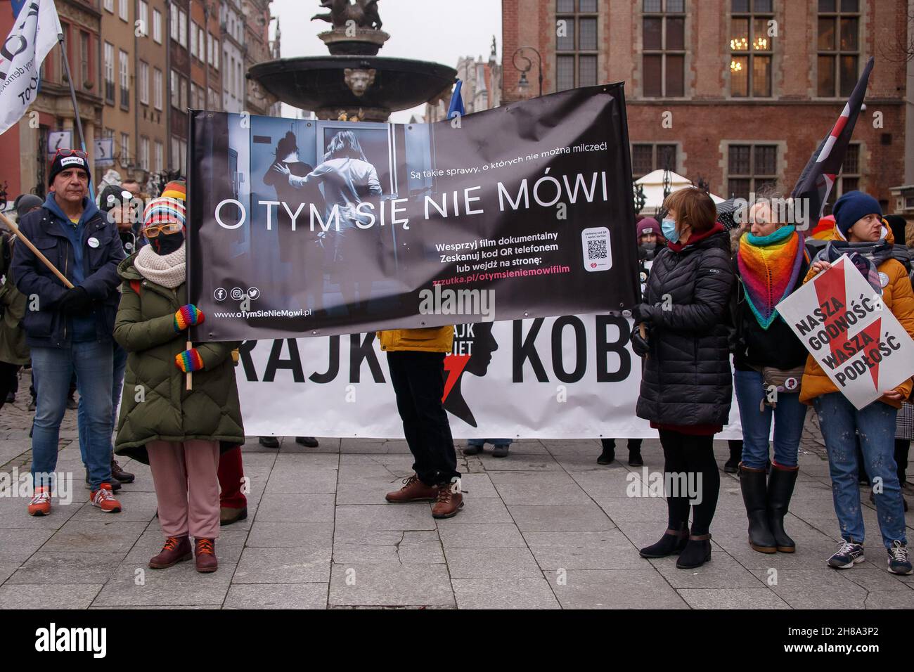 Danzica, Polonia. 28 novembre 2021. I manifestanti hanno striscioni durante la protesta a Danzica.i manifestanti si sono riuniti nella città vecchia di Danzica contro l'inasprimento delle sanzioni per la cessazione della gravidanza e l'introduzione di un registro di gravidanza in Polonia. Secondo le sanzioni, la cessazione della gravidanza deve essere trattata allo stesso modo dell'omicidio. Il pubblico ministero ha accesso al registro. Credit: SOPA Images Limited/Alamy Live News Foto Stock