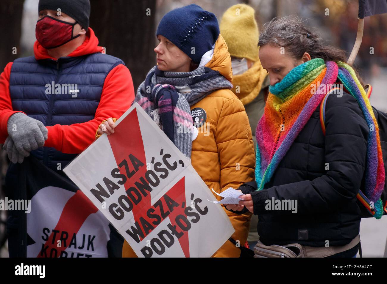 Danzica, Polonia. 28 novembre 2021. I manifestanti tengono cartelli durante una protesta a Gdansk.i manifestanti si sono riuniti nella città vecchia di Gdansk contro l'inasprimento delle sanzioni per la cessazione della gravidanza e l'introduzione di un registro di gravidanza in Polonia. Secondo le sanzioni, la cessazione della gravidanza deve essere trattata allo stesso modo dell'omicidio. Il pubblico ministero ha accesso al registro. (Foto di Tomasz Zasinski/SOPA Images/Sipa USA) Credit: Sipa USA/Alamy Live News Foto Stock