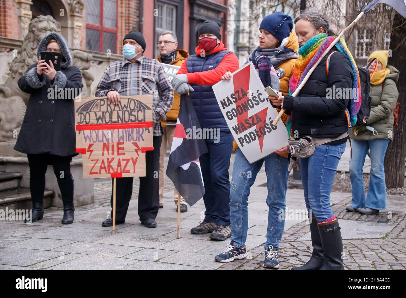Danzica, Polonia. 28 novembre 2021. I manifestanti tengono cartelli durante una protesta a Gdansk.i manifestanti si sono riuniti nella città vecchia di Gdansk contro l'inasprimento delle sanzioni per la cessazione della gravidanza e l'introduzione di un registro di gravidanza in Polonia. Secondo le sanzioni, la cessazione della gravidanza deve essere trattata allo stesso modo dell'omicidio. Il pubblico ministero ha accesso al registro. (Foto di Tomasz Zasinski/SOPA Images/Sipa USA) Credit: Sipa USA/Alamy Live News Foto Stock