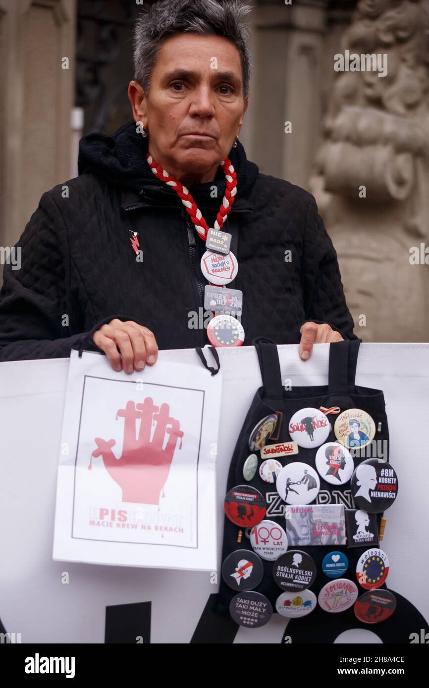 Danzica, Polonia. 28 novembre 2021. Si vede un manifestante che tiene una targa sull'episcopato della Chiesa cattolica durante una protesta a Gdansk.i manifestanti si sono riuniti nella città vecchia di Gdansk contro l'inasprimento delle sanzioni per la cessazione della gravidanza e l'introduzione di un registro di gravidanza in Polonia. Secondo le sanzioni, la cessazione della gravidanza deve essere trattata allo stesso modo dell'omicidio. Il pubblico ministero ha accesso al registro. (Foto di Tomasz Zasinski/SOPA Images/Sipa USA) Credit: Sipa USA/Alamy Live News Foto Stock