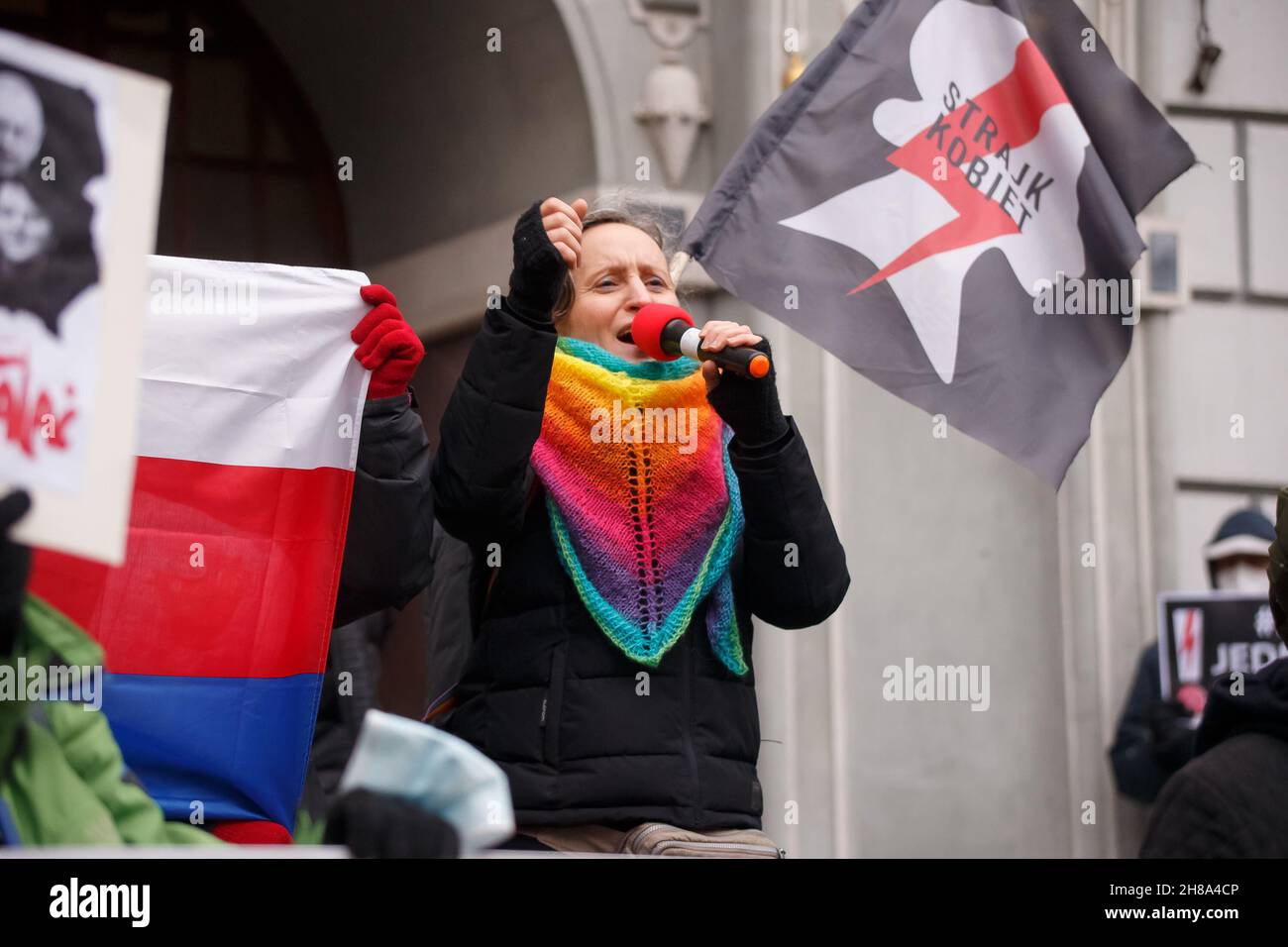Danzica, Polonia. 28 novembre 2021. Un manifestante parla durante una protesta a Danzica.i manifestanti si sono riuniti nella città vecchia di Danzica contro l'inasprimento delle sanzioni per la cessazione della gravidanza e l'introduzione di un registro di gravidanza in Polonia. Secondo le sanzioni, la cessazione della gravidanza deve essere trattata allo stesso modo dell'omicidio. Il pubblico ministero ha accesso al registro. (Foto di Tomasz Zasinski/SOPA Images/Sipa USA) Credit: Sipa USA/Alamy Live News Foto Stock
