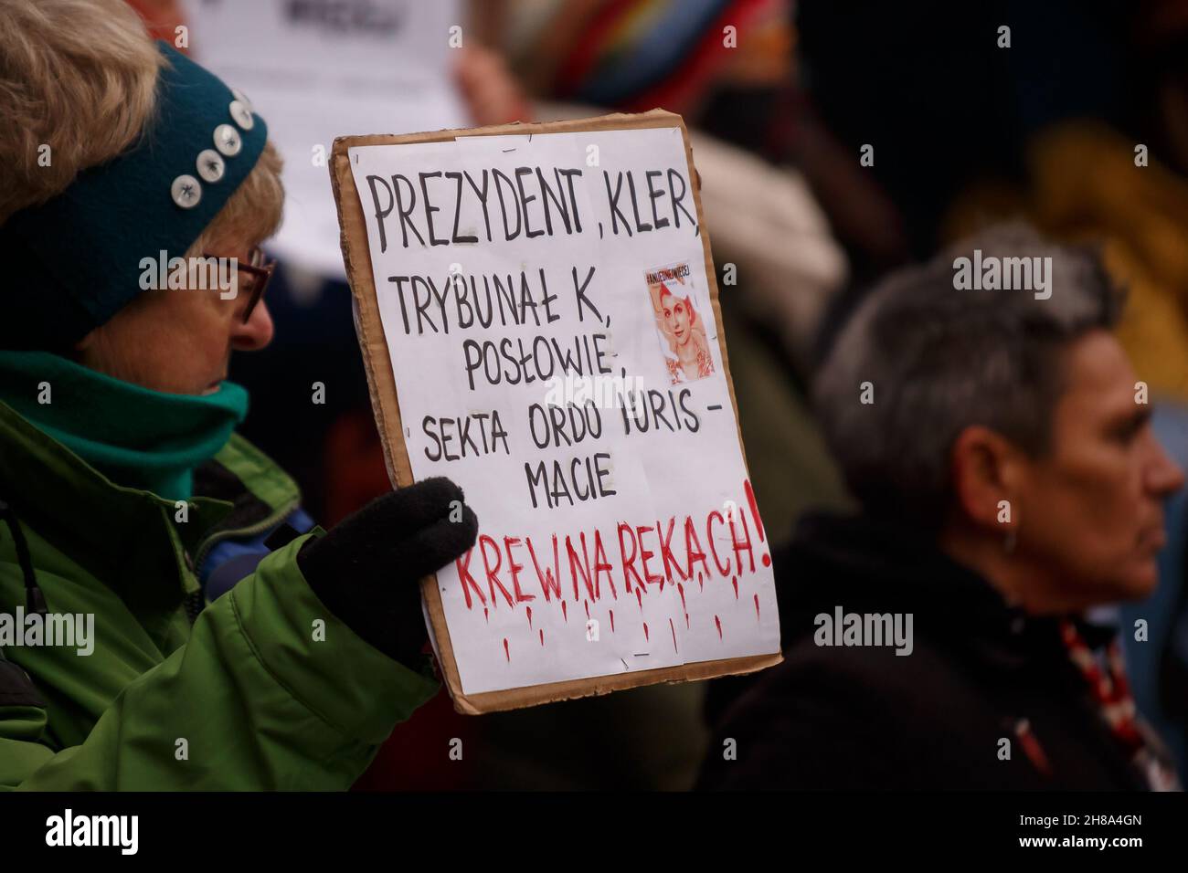 Danzica, Polonia. 28 novembre 2021. Un manifestante ha visto tenere un cartello durante una protesta a Gdansk.i manifestanti si sono riuniti nella città vecchia di Gdansk contro l'inasprimento delle sanzioni per la cessazione della gravidanza e l'introduzione di un registro di gravidanza in Polonia. Secondo le sanzioni, la cessazione della gravidanza deve essere trattata allo stesso modo dell'omicidio. Il pubblico ministero ha accesso al registro. (Foto di Tomasz Zasinski/SOPA Images/Sipa USA) Credit: Sipa USA/Alamy Live News Foto Stock