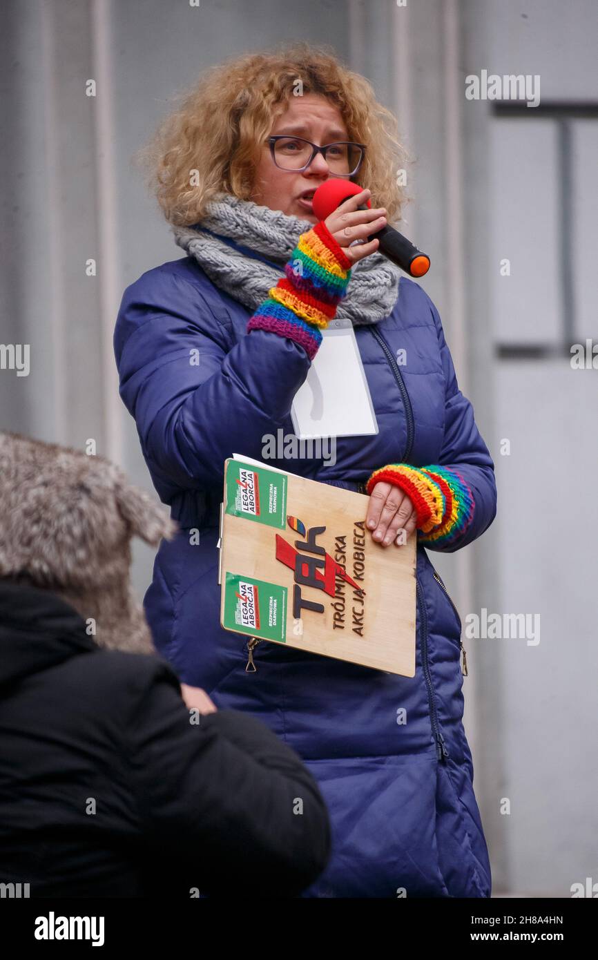 Danzica, Polonia. 28 novembre 2021. Lidka Makowska dall'azione delle donne in Tricity parla durante una protesta a Danzica.i manifestanti si sono riuniti nella città vecchia di Danzica contro l'inasprimento delle sanzioni per la cessazione della gravidanza e l'introduzione di un registro di gravidanza in Polonia. Secondo le sanzioni, la cessazione della gravidanza deve essere trattata allo stesso modo dell'omicidio. Il pubblico ministero ha accesso al registro. (Foto di Tomasz Zasinski/SOPA Images/Sipa USA) Credit: Sipa USA/Alamy Live News Foto Stock